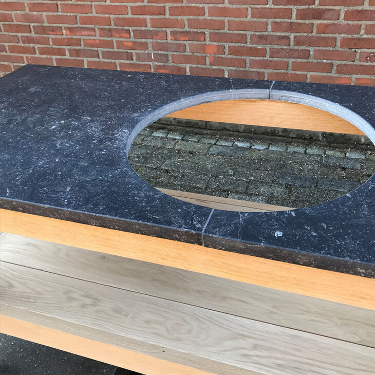 Eiken werktafel met natuursteen blad Big Green Egg